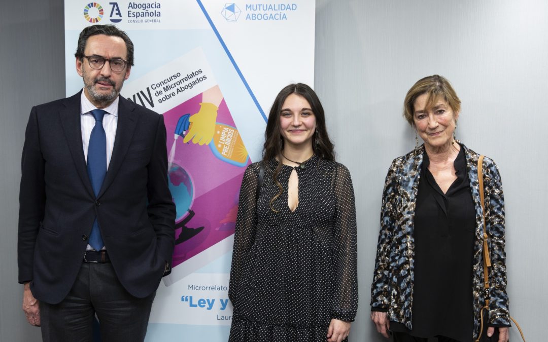 Laura Pilato recibe el Premio Anual del XIV Concurso de Microrrelatos sobre Abogados