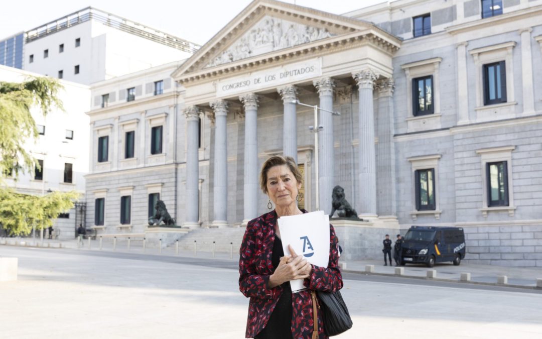 La Abogacía entrega en el Congreso 14 propuestas de enmiendas para mejorar el proyecto de ley del Derecho de Defensa